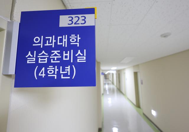 지난달 27일 서울 시내 한 의과대학 실습준비실 앞 복도가 비어 있다 사진연합뉴스