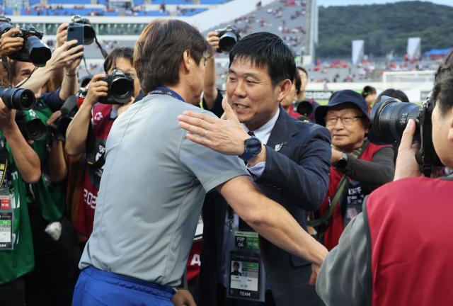 15일 경기도 용인미르스타디움에서 열린 2025년 동아시아축구연맹EAFF E-1 챔피언십동아시안컵 남자부 최종 3차전 한국과 일본의 경기 경기에 앞서 한국 홍명보 감독이 일본 모리야스 하지메 감독과 인사하고 있다 사진연합뉴스
