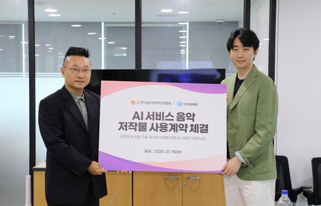 OGQ블렌딩 송창원 사장왼쪽과 한국음악저작권협회 황선철 사무총장오른쪽이 계약 체결식을 마친 뒤 기념촬영을 하고 있다 사진한국음악저작권협회