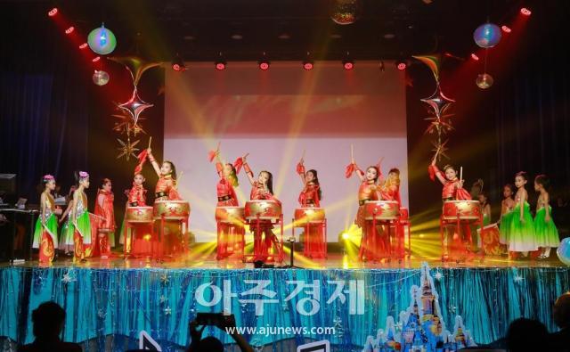 옌타이 요화 초등학생들로 구성된 댄싱팀의 무대 사진옌타이요화국제학교