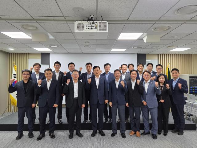 황종연 NH농협금융지주 사업전략부문 부사장앞줄 왼쪽에서 네 번째과 임직원들이 자산운용 사업목표 달성을 다짐하고 있다 사진농협금융
