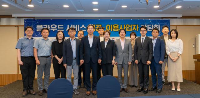 최장혁 개인정보위 부위원장앞줄 왼쪽에서 5번째이 7월 16일 오후 서울 중구 한국프레스센터에서 개최된 클라우드 서비스 제공·이용사업자 간담회에서 기념촬영을 하고 있다 사진개인정보보호위원회