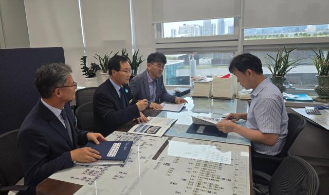 유희태 완주군수왼쪽 두 번째가 16일 기획재정부를 찾아 국가예산 반영을 건의하고 있다사진완주군