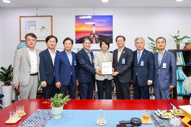 경북도의회 산불대책특별위원회는 16일 국회를 방문해 산불 피해 보상 및 지원 특별법 제정을 위한 국회 및 중앙 정부 차원의 적극적인 협력을 요청했다 사진경상북도의회