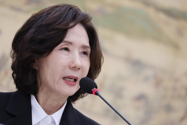 이진숙 사회부총리 겸 교육부 장관 후보자가 16일 서울 여의도 국회 교육위원회에서 열린 인사청문회에서 의원 질의에 답변하고 있다 2025716 사진연합뉴스
  
