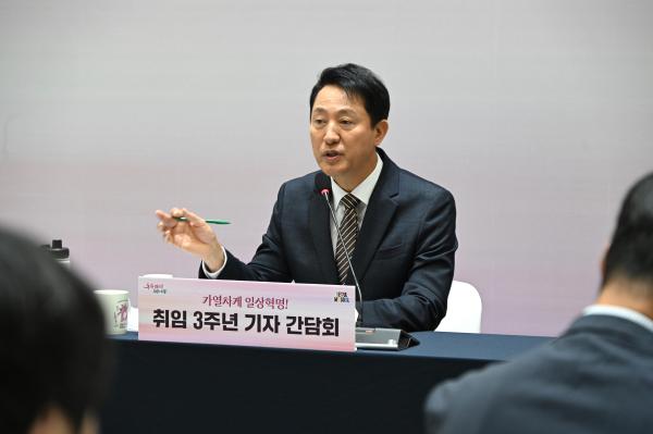 오세훈 서울시장이 16일 민선8기 취임3주년 기자간담회에서 질의에 답변하고 있다 사진서울시