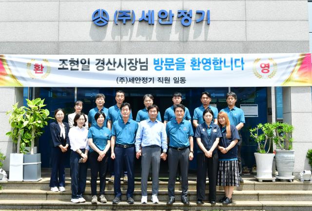 조현일 경산시장앞줄 가운데이 민선 8기 3주년을 맞이해 기업을 탐방해 기업들과의 소통의 장을 가지고 기념촬영 하고 있다 사진 경산시