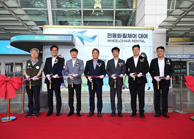 왼쪽 세번째부터 사단법인 그린라이트 이재강 회장 인천공항공사 이학재 사장 현대차그룹 이항수 부사장 등 주요 관계자들이 테이프 커팅식을 진행하는 모습