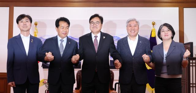 우원식 국회의장이 16일 면담을 하기 위해 국회의장실을 예방한 개혁4당 대표 등과 기념 촬영을 하고 있다 왼쪽부터 사회민주당 한창민 대표 진보당 윤종오 원내대표 우원식 국회의장 조국혁신당 서왕진 원내대표 기본소득당 용혜인 대표 20사진-연합뉴스