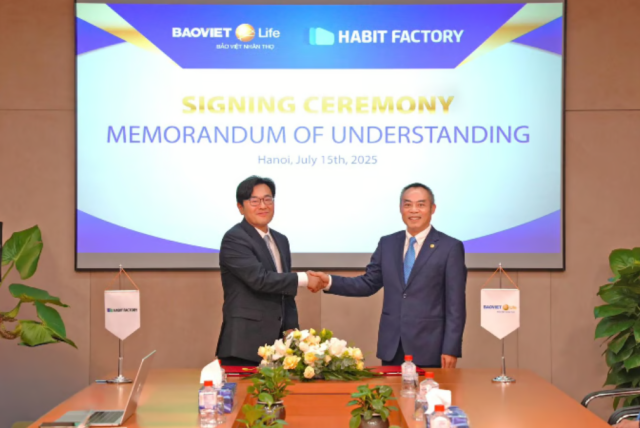 Ông Jung Yoon-ho đồng Tổng giám đốc điều hành Habit Factory trái và ông Nguyễn Quang Phi Tổng Giám đốc Bảo Việt Nhân Thọ chụp ảnh kỷ niệm sau khi ký kết hợp tác ẢnhHabit Factory