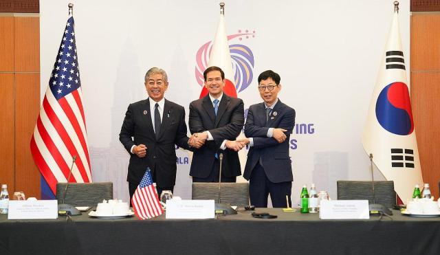 박윤주 외교부 제1차관오른쪽이 지난 11일 말레이시아 쿠알라룸푸르에서 열린 한미일 외교장관 회의에 앞서 마코 루비오 미국 국무장관가운데 이와야 다케시 일본 외무상과 기념 촬영하고 있다 사진외교부
