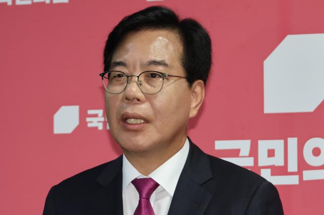 송언석 국민의힘 비대위원장 겸 원내대표가 16일 서울 여의도 국회에서 자신을 비롯한 나경원·윤상현·장동혁에 대해 거취 결정을 요구한 혁신위원회의 인적쇄신안에 대한 입장을 밝히고 있다 사진연합뉴스