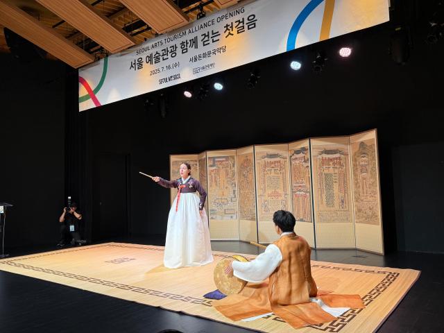 안나 예이츠 교수가 ‘수궁가’와 ‘심청가’를 열창하고 있다. [사진=김다이 기자]