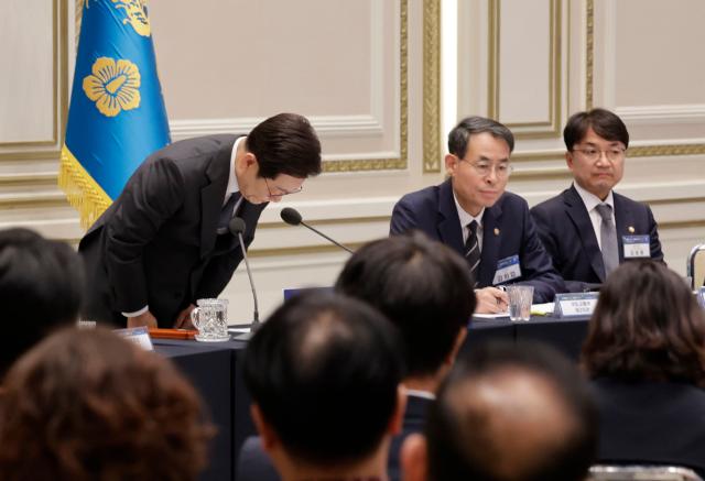 이재명 대통령이 16일 청와대 영빈관에서 기억과 위로 치유의 대화 사회적 참사 유가족 간담회를 하며 참석 유가족들을 향해 허리 숙여 인사하고 있다 사진연합뉴스