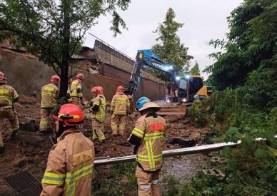 暴雨导致京畿道一处高架桥护墙坍塌造成一人死亡
