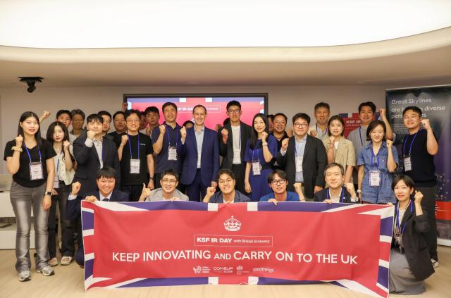 ‘KSF IR Day with British Embassy’ 참가자들이 16일 단체사진을 찍고 있다 사진코리아스타트업포럼
