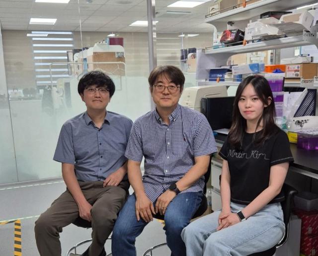 왼쪽부터 KAIST 의과학대학원 양경모 박사 정원일 교수 김규래 박사과정사진KAIST