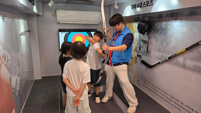 16일 대한체육회는 도서산간 지역의 유·청소년과 지역 주민들을 대상으로 직접 현장을 찾아가는 이동형 체육 프로그램인 스포츠버스를 운영 중이라고 밝혔다 사진대한체육회
