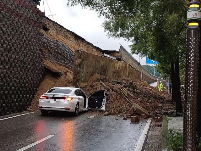 16일 집중 호우로 경기 오산 가장교차로 고가도로 옹벽이 붕괴돼 차량 2대가 깔리는 사고가 발생했다 사진연합뉴스