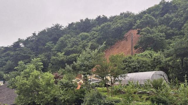 중부지방에 폭우가 쏟아진 17일 오전 충남 청양군 대치면 일대에 산사태가 발생해 민가가 피해를 보았다 사진은 현장 모습 사진충남 청양경찰서