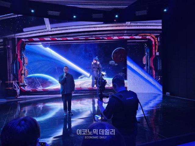 1784 사옥에 구축된 버추얼 프로덕션 스튜디오 비전 스테이지와 모션 스테이지를 활용한 데모영상을 즉석에서 라이브로 구현하고 있다 사진은 모션 스테이지연동을 위한 영상장비를 통해 실시간으로 촬영하고 있는 모습 사진선재관 기자