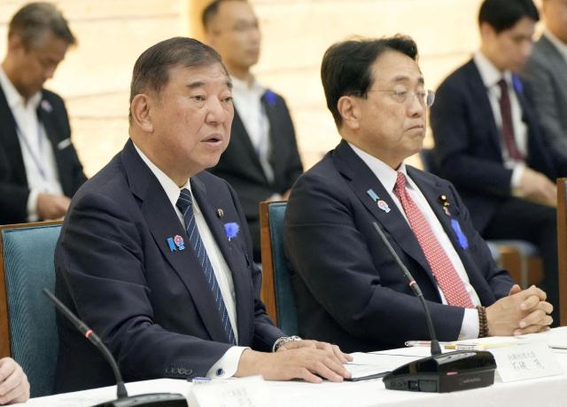 이시바 시게루 일본 총리과 아카자와 료세이 일본 경제재생상 사진로이터연합뉴스