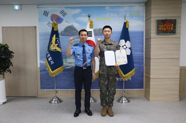 동해해양경찰서 김환경 서장왼쪽이 삼척 용화해변 인근에 좌주한 어선을 조기에 발견하여 신속하게 신고함으로써 국민의 생명과 안전을 지키는 데 크게 기여한 육군 제23 경비여단 4대대 소속 정호준 중사오른쪽에게 17일 표창장을 수여하고 있다 사진동해해경