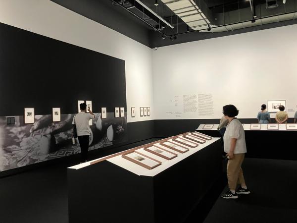 지난 12일 서울시립 사진미술관 3층 전시관에 관람객들이 전시를 둘러보고 있다 사진안수교 기자