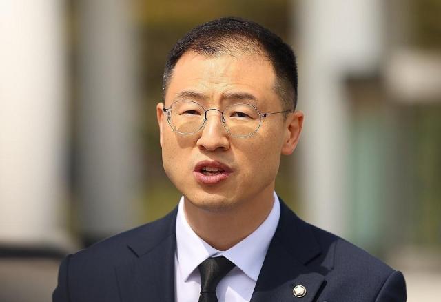 김상욱 더불어민주당 의원이 오는 18일 아주경제·아주ABC ‘신율의 정치미각’ 제헌절 특집 2부에 출연해 윤석열 대통령 계엄과 탄핵 파면 이후 첫 제헌절의 의미를 되짚어보고 현재 극심한 혼란을 겪고 있는 국민의힘 상황을 분석한다 사진연합뉴스