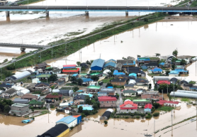 Torrential rain batters central regions, with more downpours expected through this weekend
