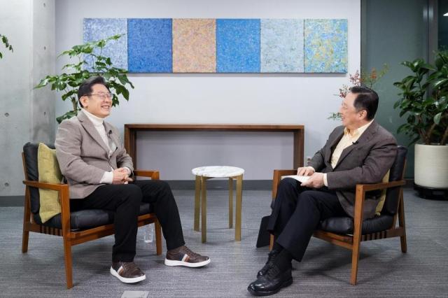 Presidential candidate Lee Jae Myung left discusses social issues with former Doosan Group Chairman Park Yong-maan Jan 14 2022 Courtesy of the Democratic Party