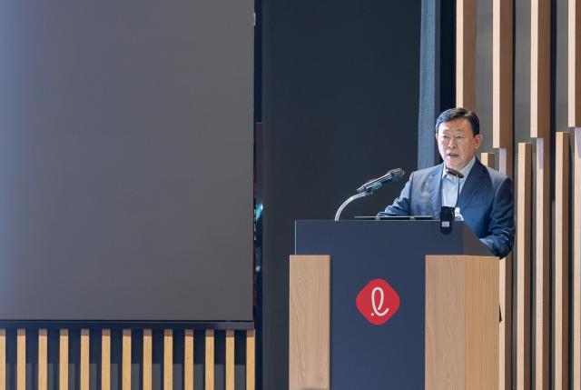 신동빈 롯데그룹 회장 16일 롯데인재개발원 오산캠퍼스에서 열린 2025 하반기 VCM에서 발언하고 있다 사진롯데지주