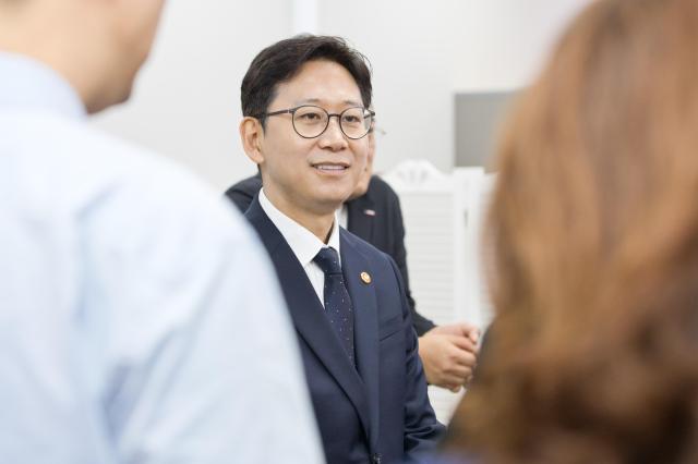 배경훈 과학기술정보통신부 장관이 17일 오전 세종특별자치시 정부세종청사에서 출입기자들로부터 질문을 듣고 있다 사진과학기술정보통신부