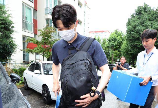12·3 비상계엄 관련 내란·외환 사건을 수사하는 조은석 특별검사팀이 17일 이상민 전 행정안전부 장관의 주거지인 서울 강남구 자택을 압수수색을 한 뒤 압수품을 옮기고 있다 2025717 사진연합뉴스