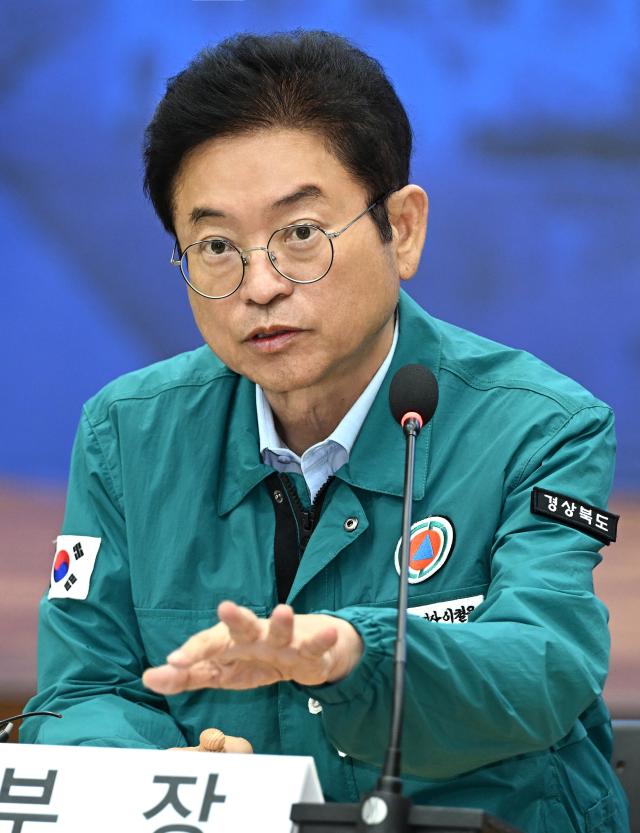 이철우 경북도지사가 17일 도청 화백당에서 열린 ‘산불 피해 지역 재창조 본부 회의’에서 피해 시군과 긴밀히 협력해 실질적인 현장 재창조 사업을 조속히 진행할 것을 지시하고 있다 사진경상북도