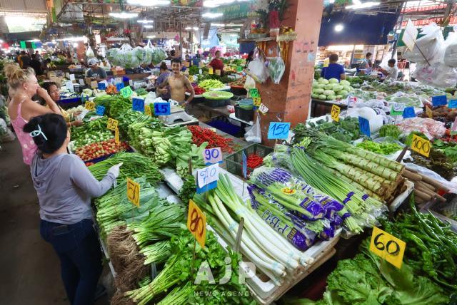 Ratanakorn market의 야채가게