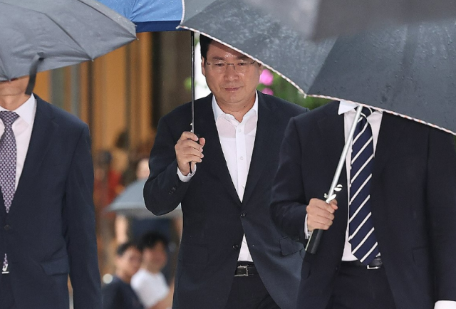 윤창호 전 한국증권금융 사장이 김건희 여사 관련 의혹을 수사하는 민중기 특별검사팀 조사를 받기 위해 17일 오전 서울 종로구 광화문kt웨스트에 마련된 특검 사무실로 들어섰다 사진연합뉴스
