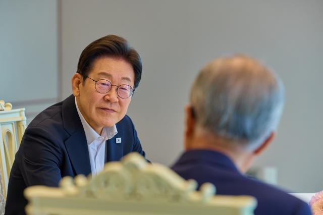 이재명 대통령이 17일 서울 용산 대통령실 청사에서 김종인 전 국민의힘 비상대책위원장과 오찬 회동을 하고 있다사진연합뉴스