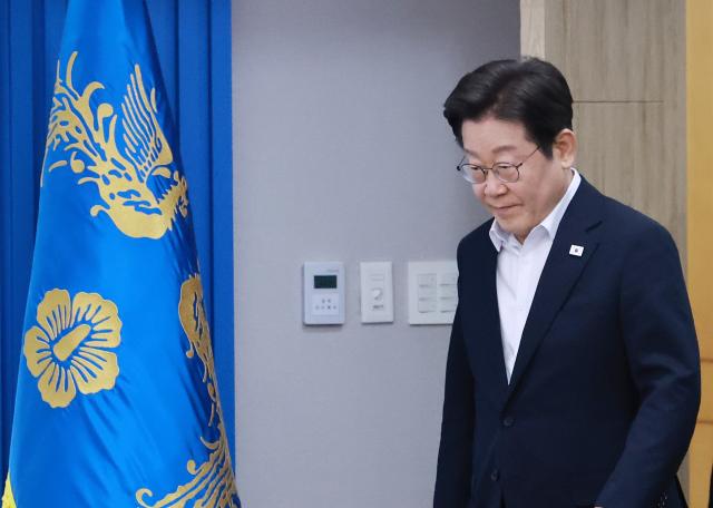 이재명 대통령이 17일 서울 용산 대통령실 청사에서 열린 4차 수석·보좌관 회의에 입장하고 있다 사진연합뉴스