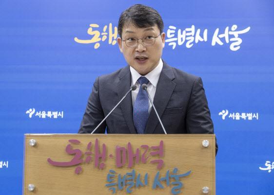 이해선 서울시 민생노동 국장이 17일 서울 중구 서울시청에서 2025년도 하반기 서울시 소상공인 정책을 발표하고 있다 사진연합뉴스