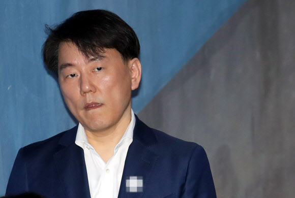 2018년 5월 이장석 전 키움 히어로즈 대표가 서울 서초구 서을고법에서 열린 횡령 등 혐의 재판에 출석하고 있다 사진연합뉴스