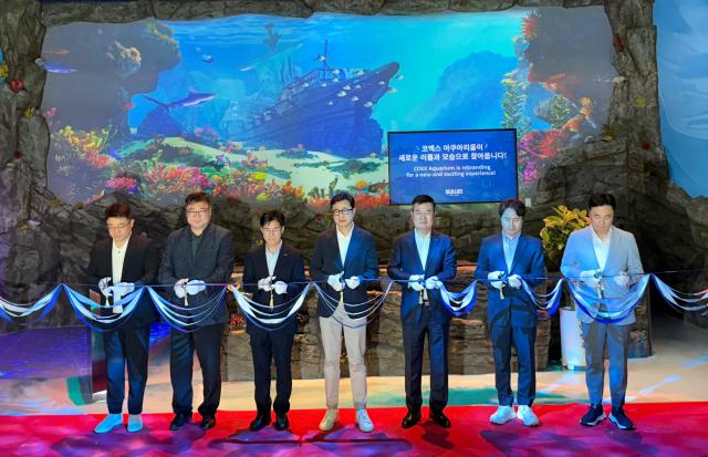 17일 코엑스 아쿠아리움 리브랜딩 프리뷰 행사 ‘씨 앳 나이트Sea at Night’에서 관계자들이 테이프 컷팅신을 진행하고 있다 사진김다이 기자