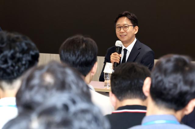 배경훈 과기정통부 장관 취임식에서 직원들과 대화의 시간
배경훈 과학기술정보통신부 장관이 17일 정부세종청사 과기정통부 대강당에서 열린 취임식에서 직원들의 질문에 답하고 있다사진연합뉴스