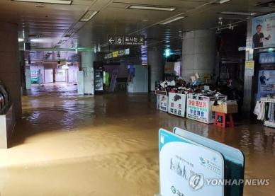 [속보] 광주 상무역 물에 잠겨 지하철 농성-송정역 운행 중단 