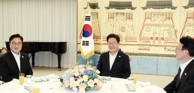 이재명 대통령가운데이 17일 서울 한남동 관저에서 우원식 국회의장왼쪽 김민석 국무총리와 만찬 자리를 갖고 있다 서진연합뉴스
