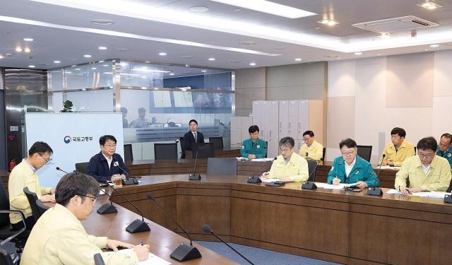 박상우 국토교통부 장관이 17일 정부세종청사 내 국가교통정보센터 상황실에서 집중호우 피해상황·복구현황 긴급 점검회의를 하고 있다