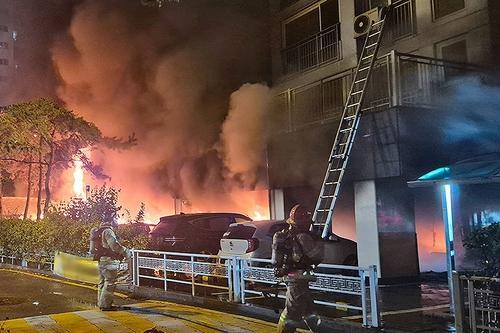 17일 오후 9시 5분께 경기도 광명시 소하동의 한 아파트 주차장에서 불이 나 소방대원들이 진화 작업을 하고 있다 사진연합뉴스

