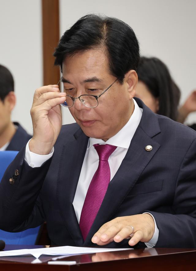 17일 서울 여의도 국회도서관에서 열린 전국입양가족연대 국회입양컨퍼런스 - 국내입양법 제·개정 시행 이슈토론회에서 국민의힘 송언석 비상대책위원장 겸 원내대표가 안경을 고쳐쓰고 있다 사진연합뉴스