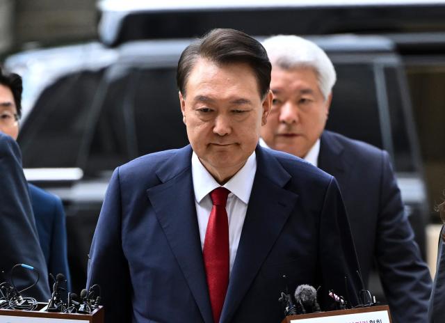 윤석열 전 대통령이 9일 오후 서울 서초구 서울중앙지방법원에서 구속 전 피의자심문영장실질심사을 받기 위해 출석하고 있다 20250709 사진사진공동취재단