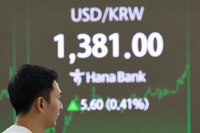 환율 두 달 만에 1390원대 출발…달러는 소폭 하락